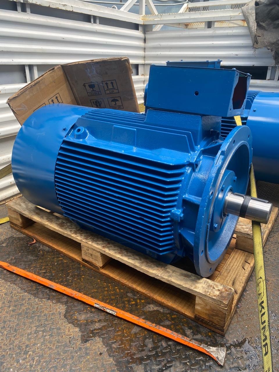 Motor eléctrico azul fotografiado en el taller de Magallanes Pumps