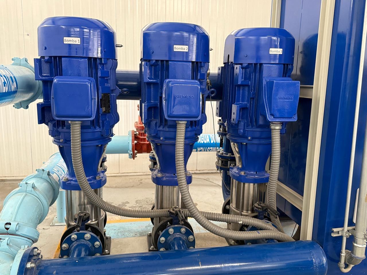 Sistema de bombeo con tres bombas y motores azules, fotografiado por Magallanes Pumps